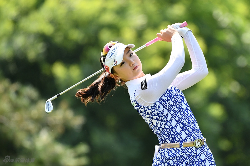 参赛女球员们优雅行走在球道间,彩色着装点缀着绿茵场,展现女子高尔夫运动的魅力与风采