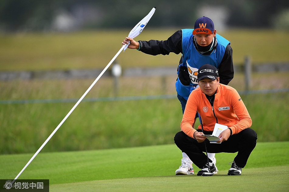 李昊桐在球道上稳健击球,动作流畅充满自信