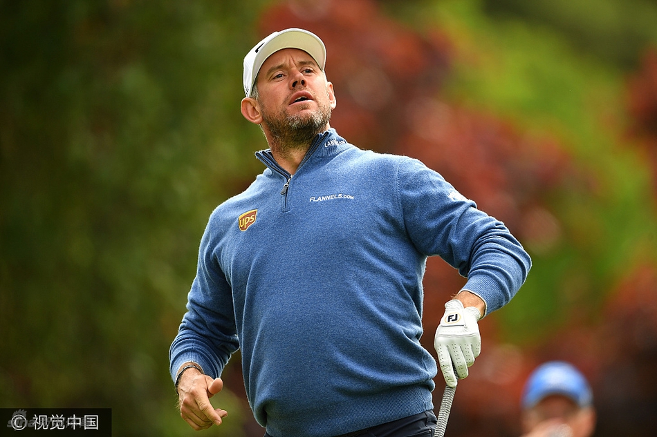 英格兰选手克里斯伍德在第三轮比赛中长推进洞,观众为之欢呼