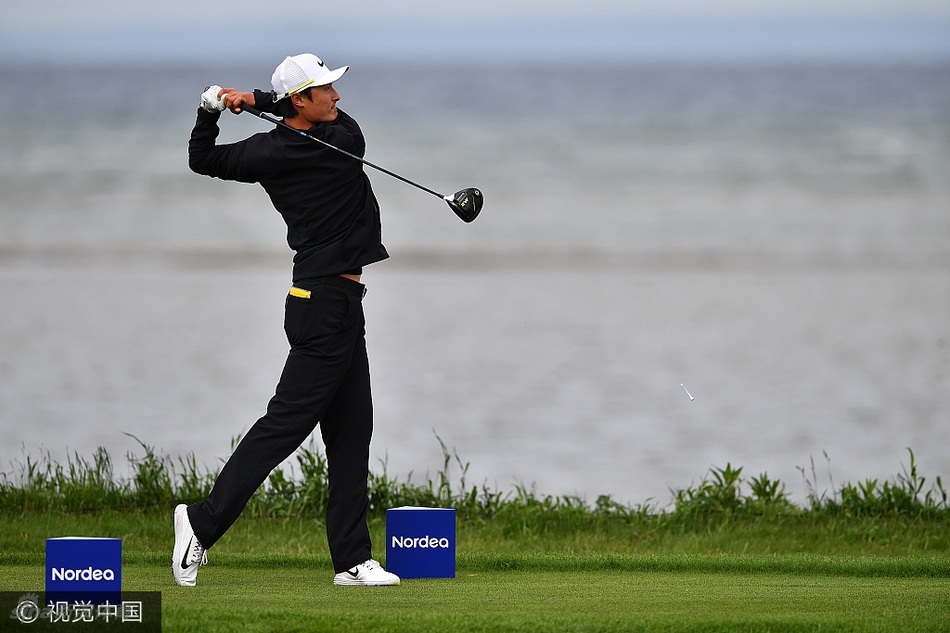 李昊桐在瑞典巴斯柏克球场专注挥杆,球杆划出一道有力的弧线