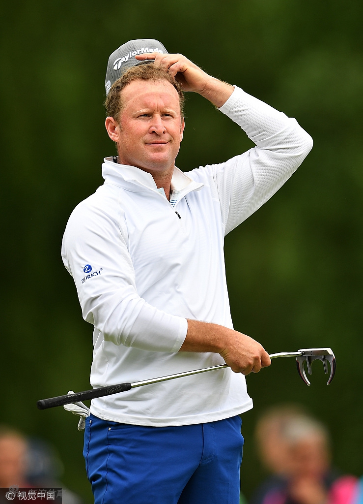 泰国高尔夫名将通差贾第在果岭上沉稳推杆,姿势经典