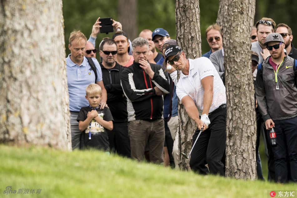 亨利克·斯滕森在树林间的困难球位沉稳救球，展现了世界级名将应对挑战的冷静与精湛技巧。