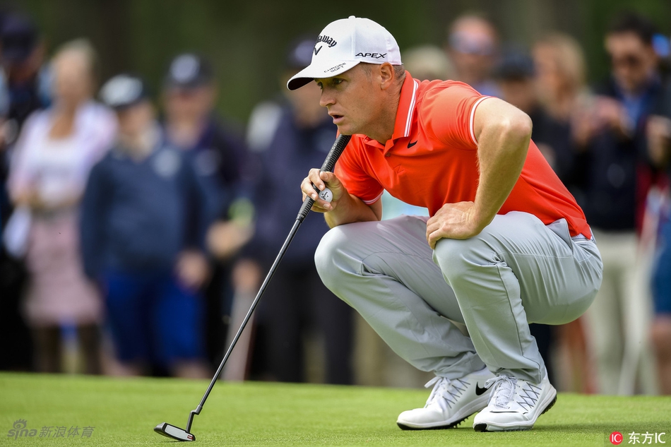 托比约·奥利森在沙坑中优雅挥杆救球，沙砾飞扬的瞬间凝聚了力量与精准的控制。