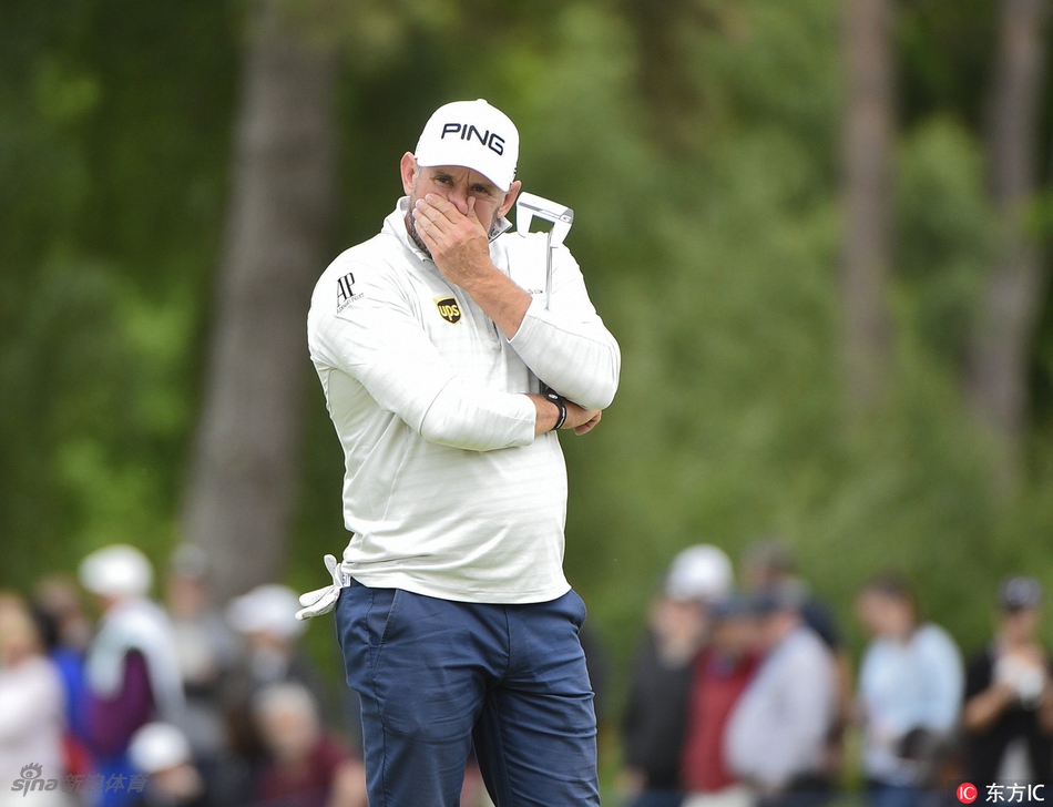 亚历山大·诺伦在主场观众注视下凝神准备击球，脸上带着专注与坚定，承载着本土夺冠的希望。