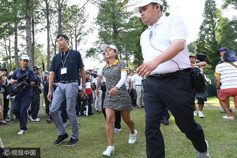 韩国名将金荷娜在比赛中淡定推杆,修长身形与专注姿态尽显‘长腿女皇’的赛场风范