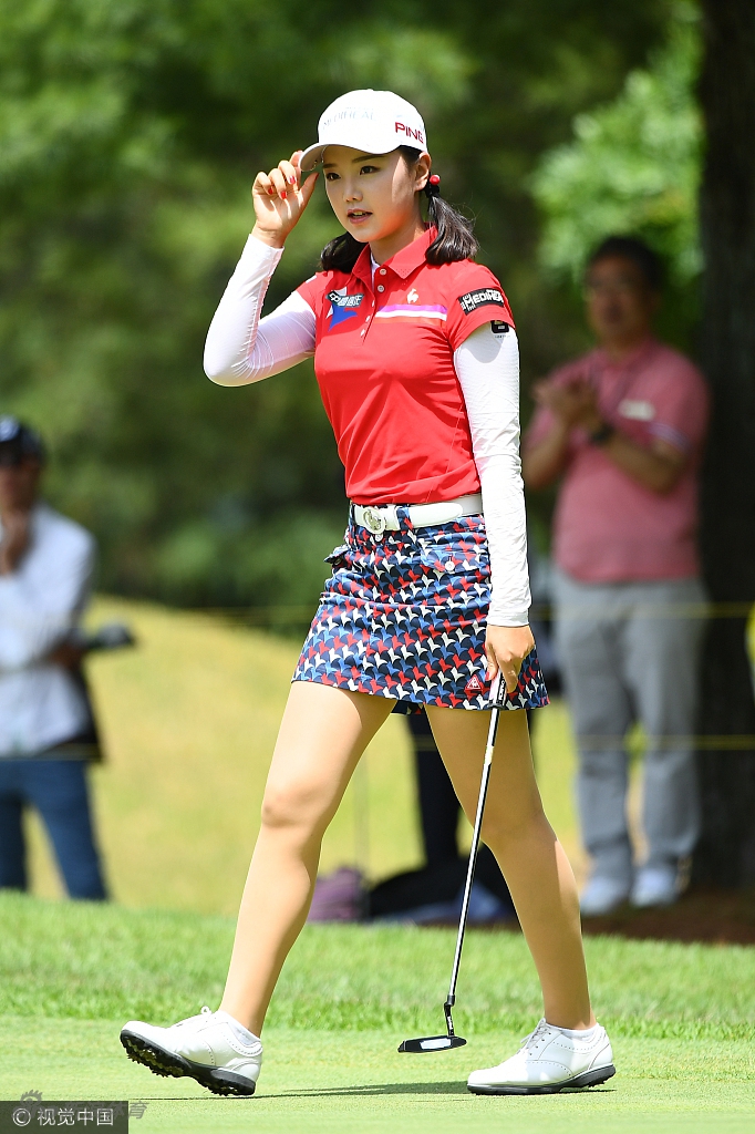 石昱婷得知晋级线后,脸上浮现出遗憾与不甘的神情,静静地站在记分处旁