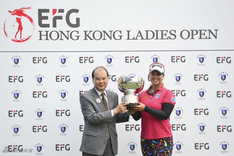 素帕玛深情亲吻刚刚赢得的冠军奖杯，脸上洋溢着无比喜悦与自豪的笑容