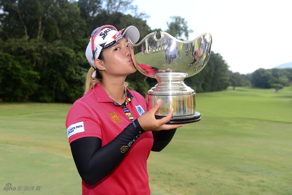 素帕玛在第十八洞果岭沉稳推杆，专注的神情定格了夺冠的关键时刻