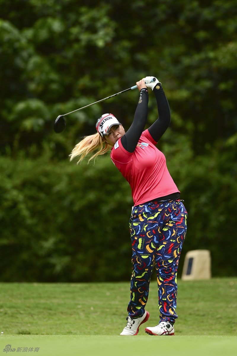 素帕玛以一记标准流畅的开球动作开启争冠之旅，阳光洒满整个发球台