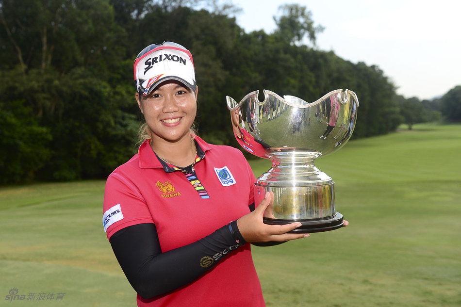 冠军素帕玛与赛事工作人员、嘉宾等在第十八洞果岭旁亲切合影留念