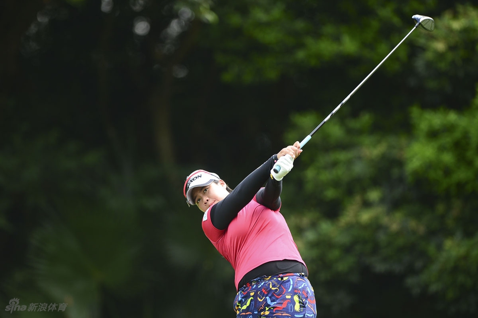 赛事颁奖典礼隆重举行，素帕玛从嘉宾手中接过象征荣耀的冠军奖杯