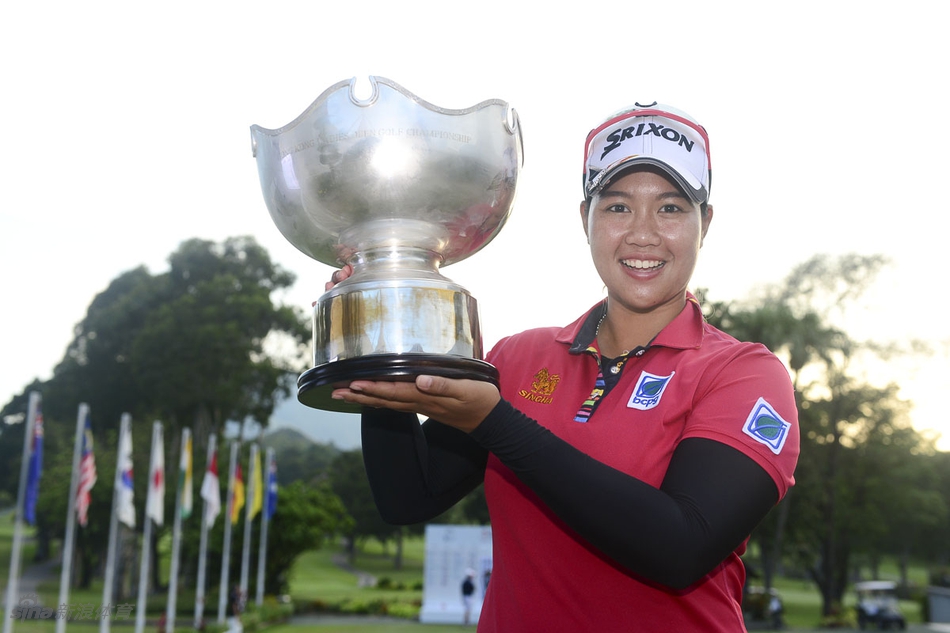 素帕玛挥动球杆瞬间，身姿优雅充满力量，白色球帽下目光坚定望向远方