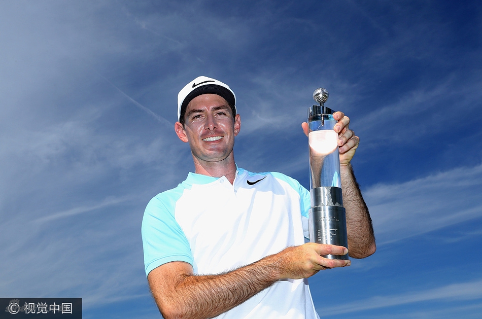 弗瑞特利在第十八洞果岭上，充满力量与决心的挥杆瞬间，这一击为他锁定了胜局。