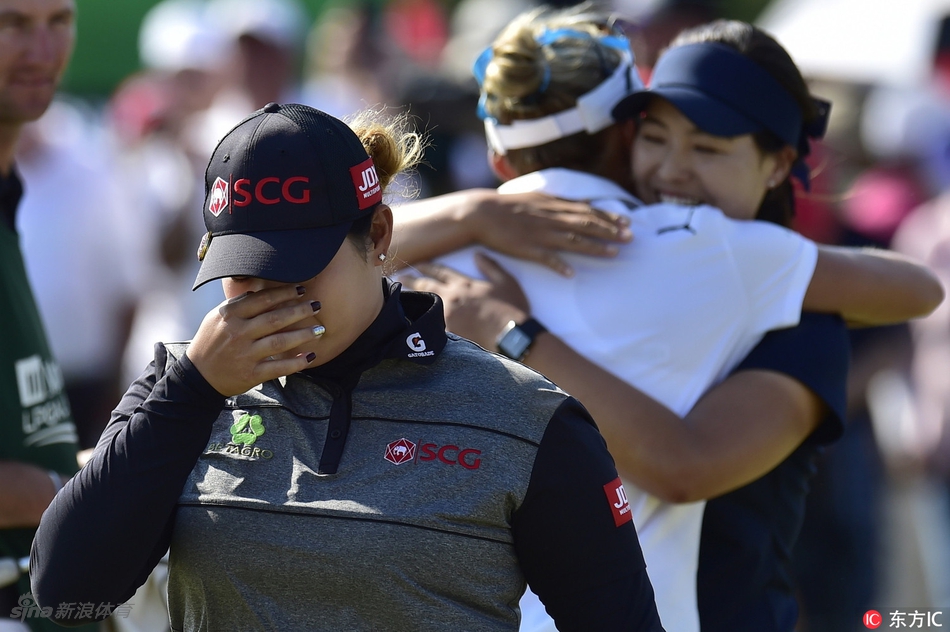 夺冠后，阿瑞雅深情亲吻冠军奖杯，闭目瞬间汇聚了所有艰辛与荣耀，奖杯的光芒映照着她的脸庞。