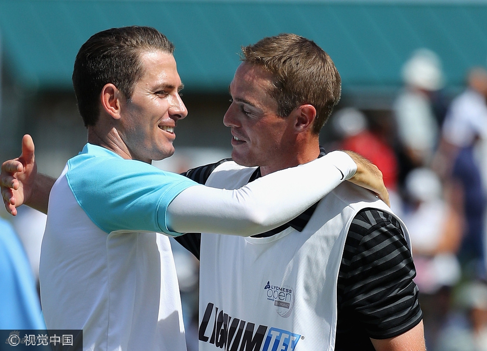 弗瑞特利与球童在获胜后激动相拥，两人脸上洋溢着无法抑制的狂喜与如释重负的笑容。