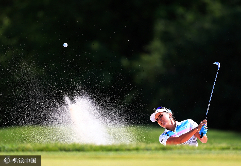 韩国名将田仁智面带清新笑容走向下一个发球台，优雅从容的姿态与激烈的赛事氛围形成独特风景。