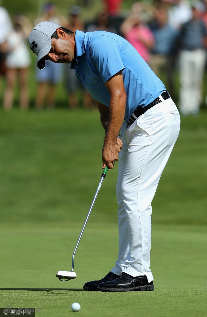 智利名将阿吉拉在比赛中陷入困境，表情凝重地观察果岭线，他决赛轮的崩盘令人扼腕叹息。