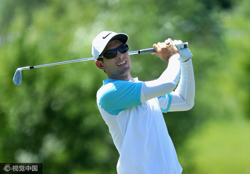 阳光洒在草地上，几位身穿统一服装的赛事志愿者正在场边嬉戏放松，展现出赛场轻松愉悦的另一面。