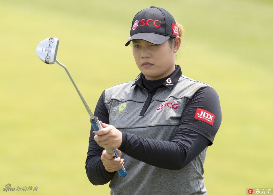 莱克西·汤普森在加洞赛落败后神情难掩失落，但挺拔的背影依然透着冠军球手的骄傲与坚韧。