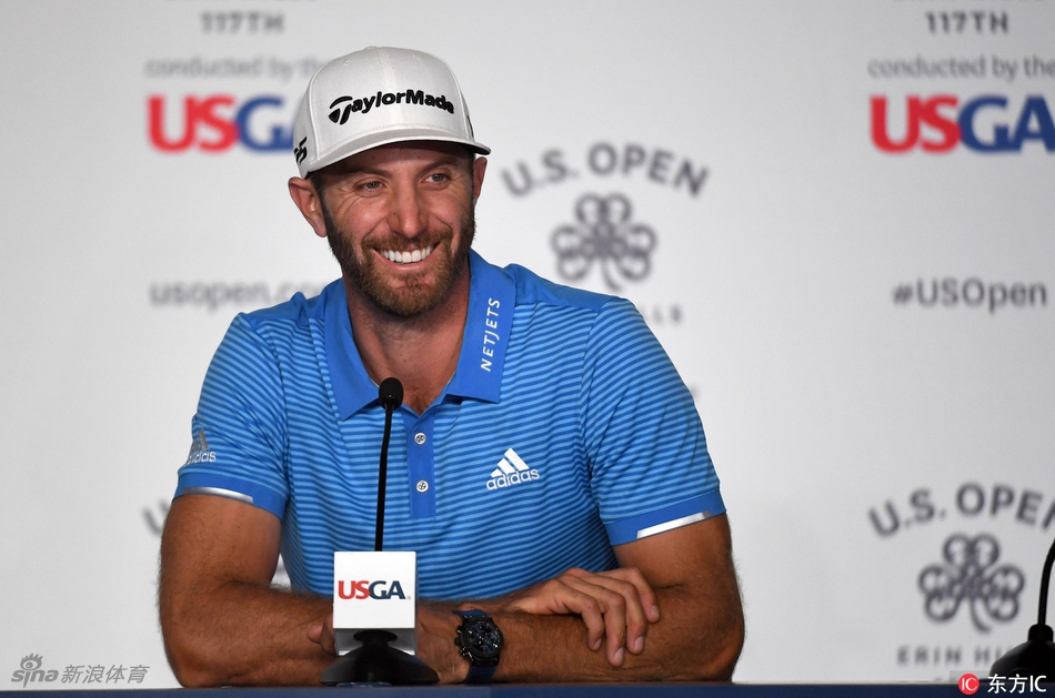 达斯汀·约翰逊在艾林山练习轮中专注地完成一记劈起杆击球，背景是球场标志性的起伏地势与深邃长草。