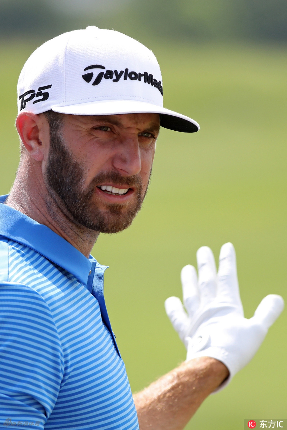 达斯汀在练习场进行一号木开球练习，挥杆动作流畅充满力量，阳光勾勒出他挺拔的身形。