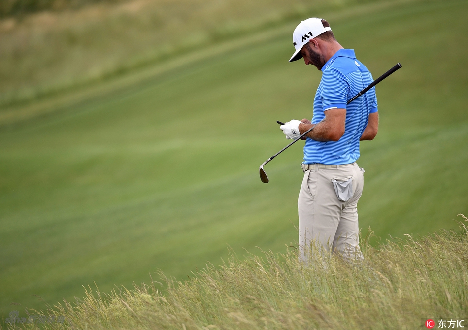 达斯汀站在艾林山球场的发球台上，极目远眺，评估球道布局与风险，为实战制定策略。