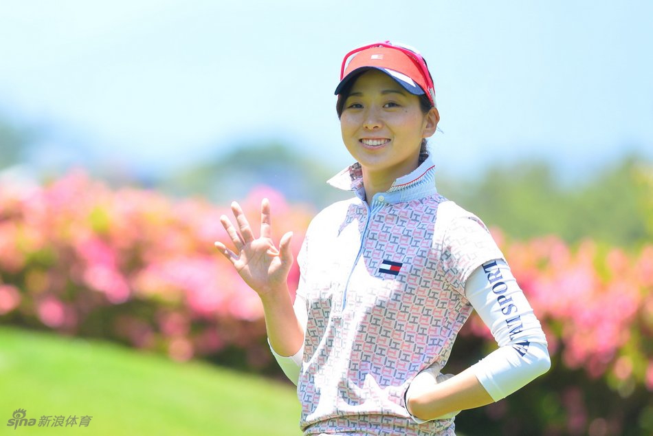 两位女球手在球道上并肩同行，交流切磋，体现了赛场上的友谊与风度