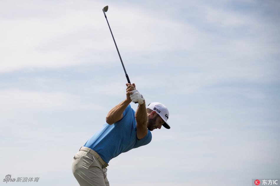 达斯汀在新闻发布会上面带微笑，从容地回答记者提问，背景是满是赞助商标志的背景板。