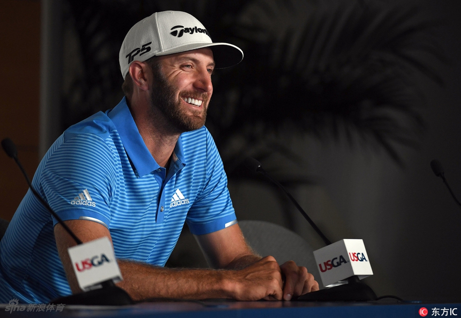 达斯汀在教练的陪同下进行沙坑救球练习，沙粒飞溅，展示其精湛的短杆技术。