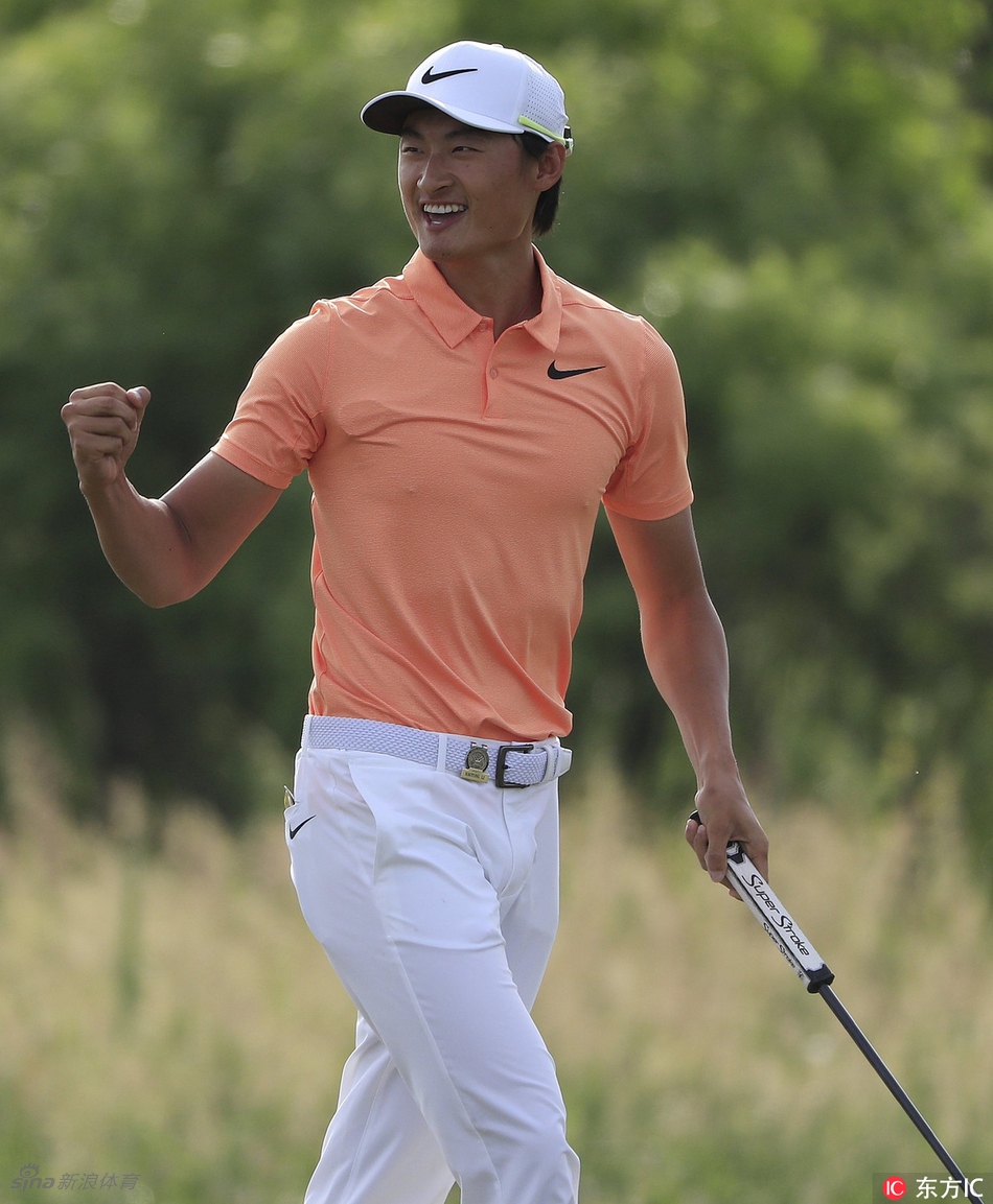 李昊桐完成精彩推杆后露出灿烂笑容,阳光洒在他年轻的脸上充满希望