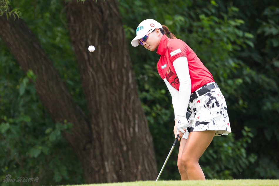 观众聚集在风景如画的湖畔球道旁,聚精会神地观看比赛,构成了一幅人与自然、运动与休闲和谐共处的画面。