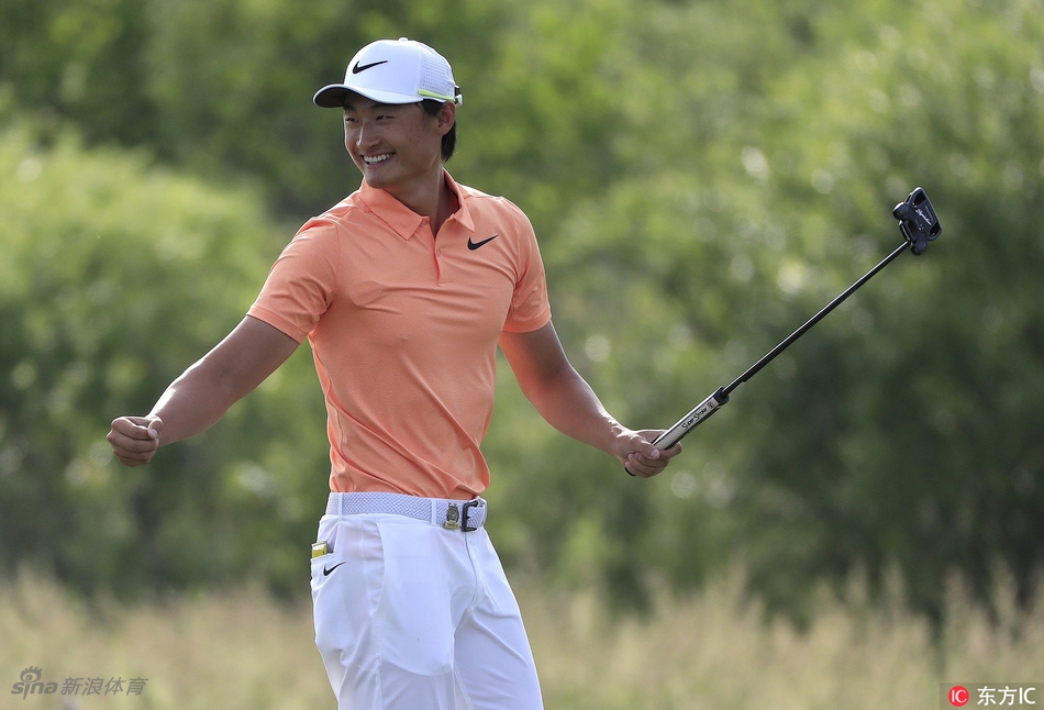 李昊桐在美国公开赛首轮专注挥杆,阳光勾勒出他充满力量感的侧影