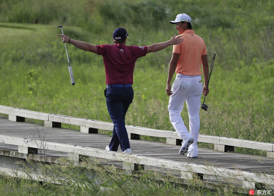 李昊桐在果岭上躬身研读推杆线路,专注神情仿佛世界只剩下球与洞杯