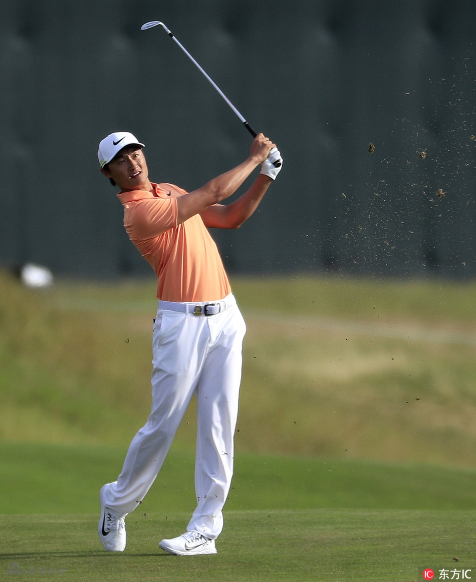 李昊桐在球道上流畅挥杆,白色小球在蓝天背景下划出优美弧线