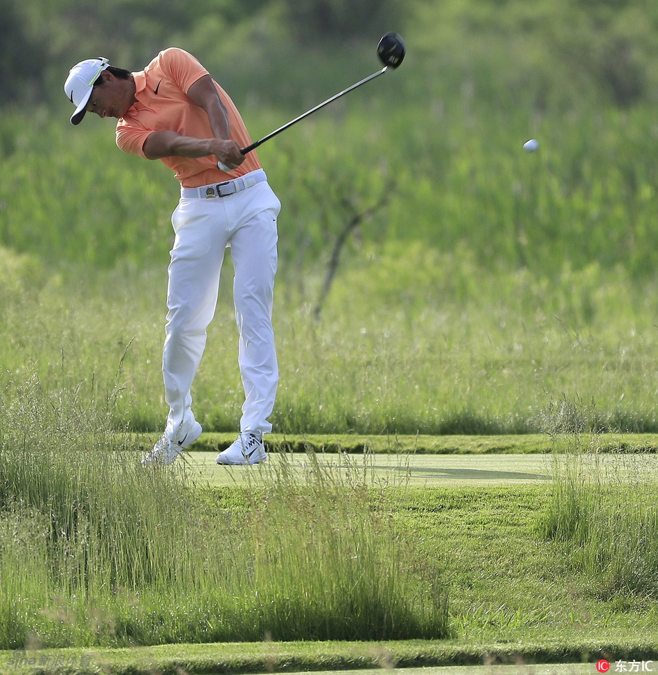 李昊桐挥杆瞬间全身肌肉线条舒展,完美展现职业高尔夫球手的力量与优雅
