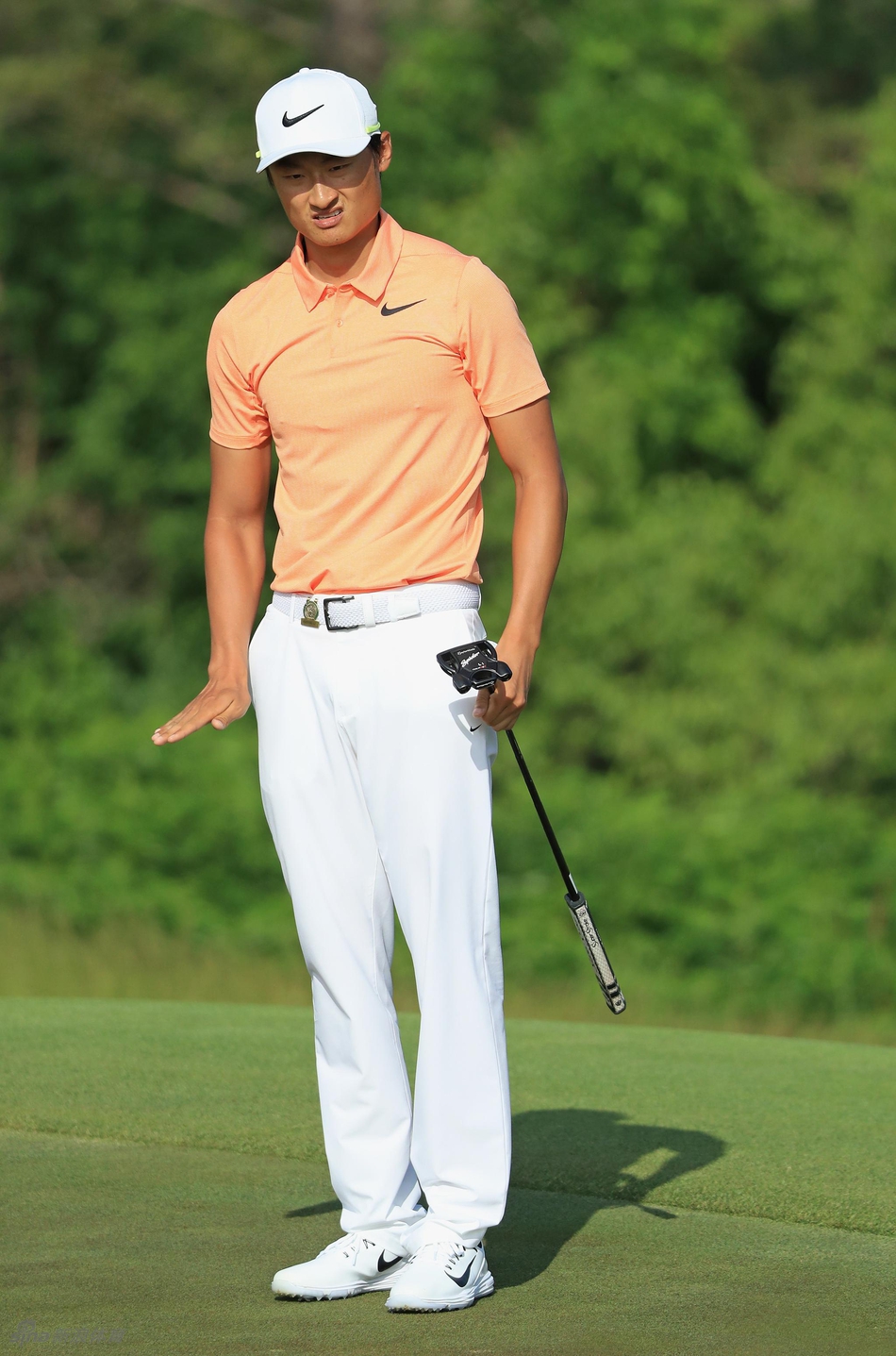 李昊桐与同组球员保罗·邓恩并肩走过球道,两人微笑交谈尽显赛场友谊