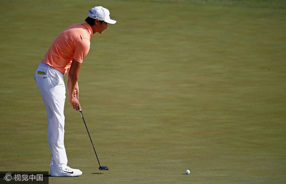 李昊桐铁杆开球动作干净利落,白色小球在绿茵场上空向着远方果岭坚定飞去