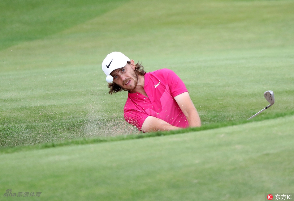 球手在沙坑中救球,沙粒飞扬的瞬间展现了高超的短杆技巧与临场应变能力。