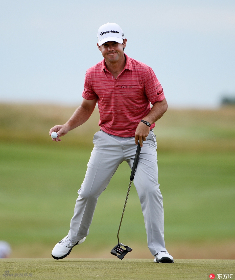 夕阳西下,球手完成最后一洞后与球童握手致意,长长的影子映在球道上,充满了比赛的仪式感与温情。