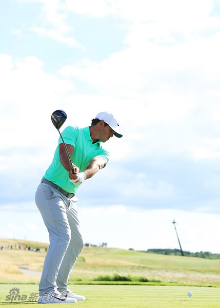 科普卡上杆至顶点：肩部充分旋转，杆身位于右肩上方，身体形成强大的扭力，蓄势待发。