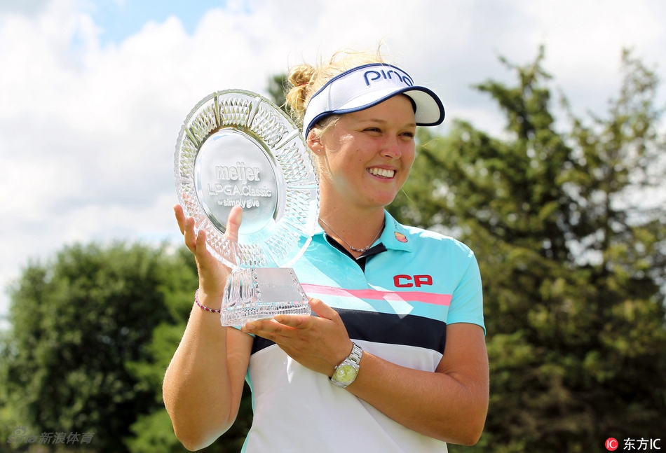 夺冠后的欢乐香槟浴：父亲戴夫将香槟尽情喷洒在女儿布鲁克身上，庆祝这来之不易的胜利