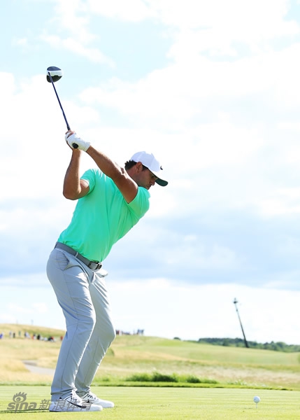 科普卡下杆瞬间：下半身领先启动，髋部回转，右臂保持角度，杆头滞后形成强大的击球延迟。