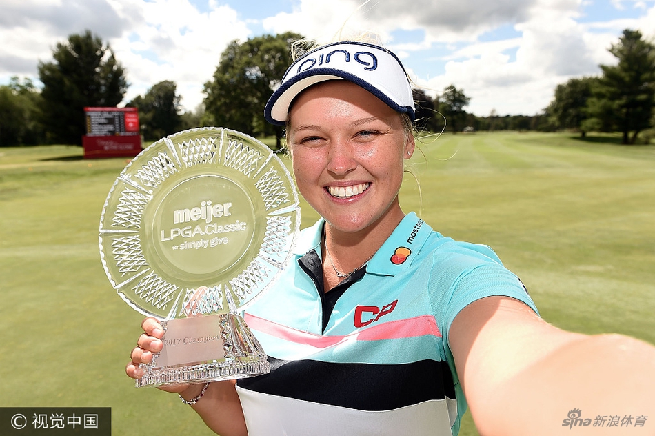 布鲁克·亨德森与父亲共同捧起冠军奖杯，脸上洋溢着幸福与感恩的笑容