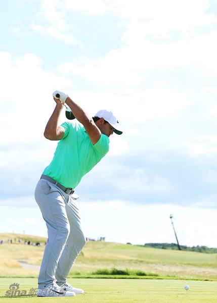 科普卡强力击球瞬间：身体完全打开，杆头速度达到峰值，球被挤压后如子弹般弹射而出。