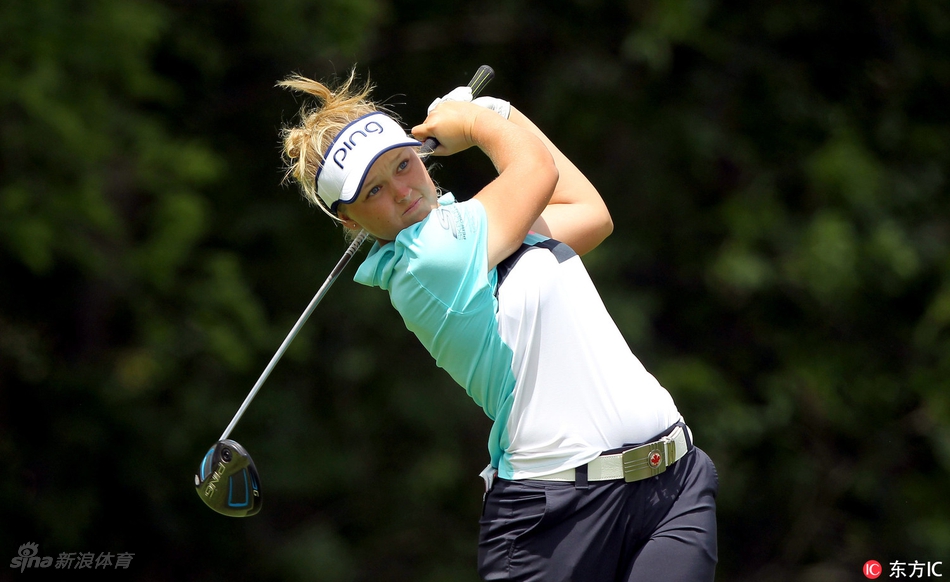 中国球员冯思敏在比赛中专注开球，目光坚定地望向前方目标