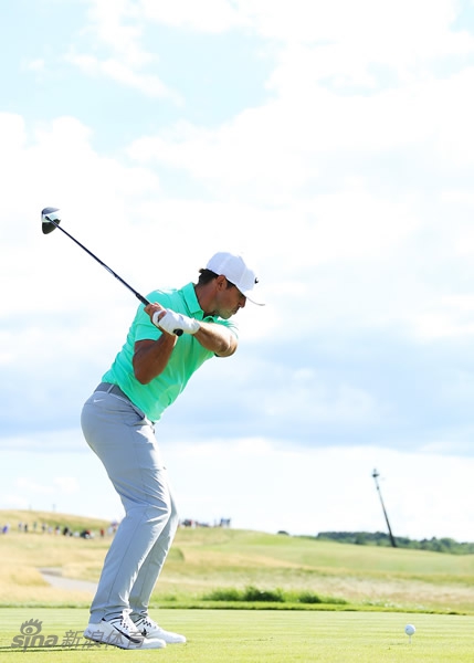 科普卡经典收杆：身体完全转向目标左侧，姿态平衡如雕像，彰显力量与控制的完美融合。