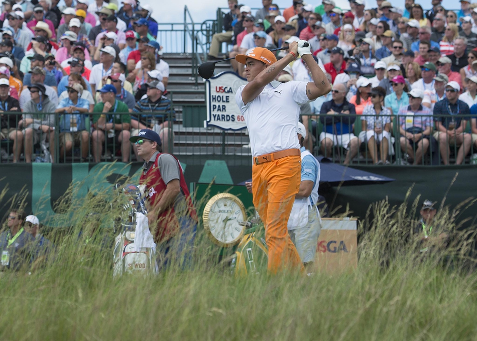 夺冠后科普卡与奖杯合影，面露坚毅与满足，背景是艾林山壮丽的夕阳与欢呼人群。