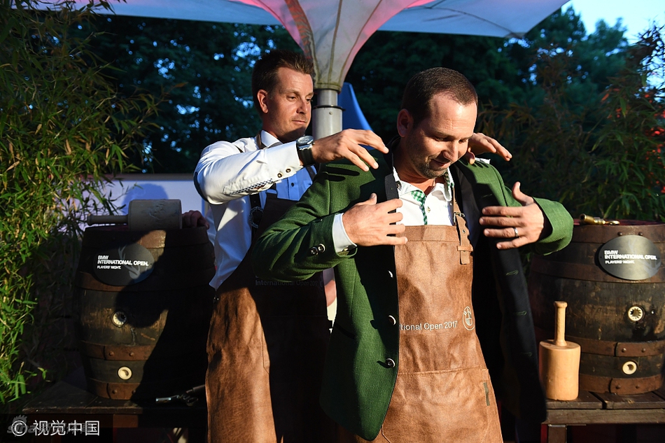 斯滕森与加西亚手持大杯啤酒，面带灿烂笑容，似乎正在为某个欢乐的瞬间干杯庆祝，周围气氛热烈。