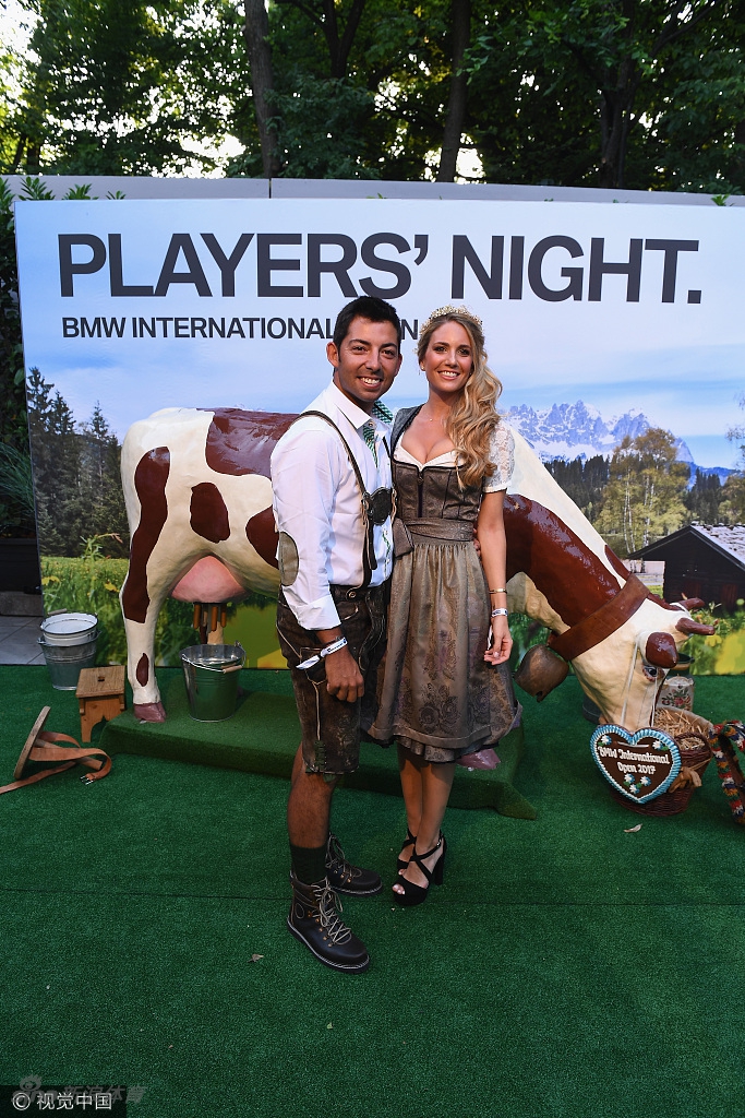 另一角度拍摄的‘球员之夜’主题背景板，灯光聚焦，凸显了这场赛前派对的正式与欢乐氛围。