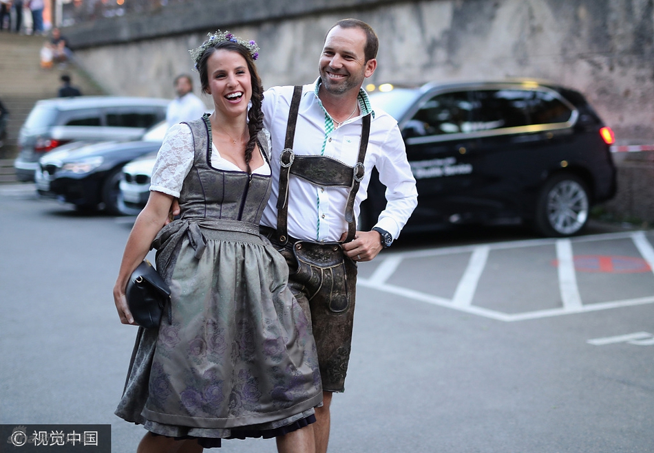 加西亚与女友安吉拉·阿金斯在球员之夜上，加西亚笑容腼腆，阿金斯则侧身靠近，画面充满爱意。